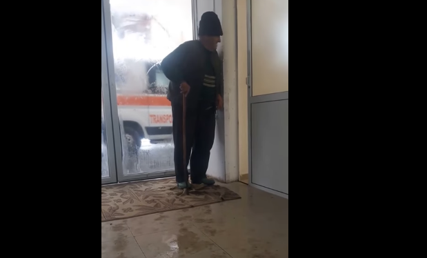 Ministerul Sanatatii a cerut ancheta la Spitalul din Roman in cazul batranului ignorat de medici la Urgente