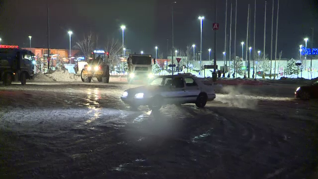 Soferii si-au testat masinile cu drifturi pe zapada, intr-o parcare din Bucuresti. Distractia, intrerupta de Politie