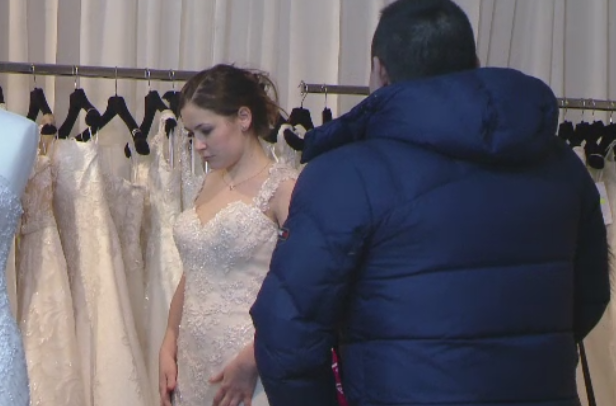 Au inceput targurile de nunti. Rochiile "second hand", cautate de miresele cu buget redus