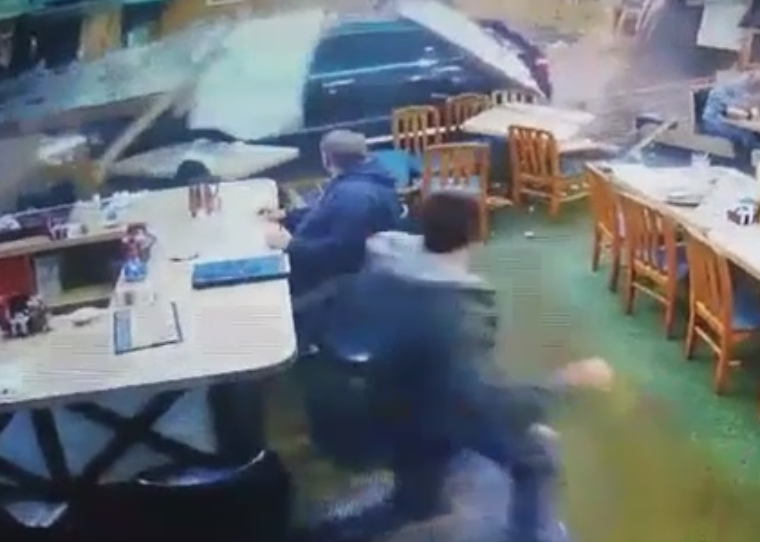 O soferita a intrat cu masina intr-un restaurant din statul Michigan. Momentul a fost surprins de o camera de supraveghere