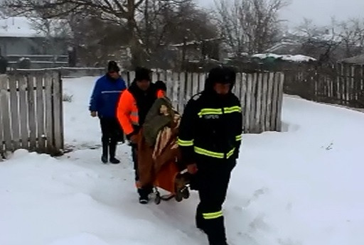 O tanara de 21 de ani a nascut in senilata echipelor de interventie. 500 de persoane, salvate din zonele izolate de zapada