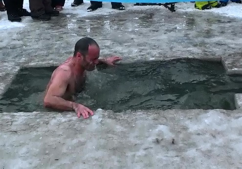 Băile reci ne pot transforma organismul la nivel celular: „Ar putea ajuta chiar și la încetinirea procesului de îmbătrânire”