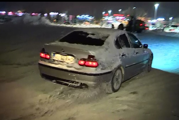 Prima zapada serioasa, asteptata cu entuziasm de cativa soferi. Drift-uri cu masinile, in parcarile din Capitala si Galati