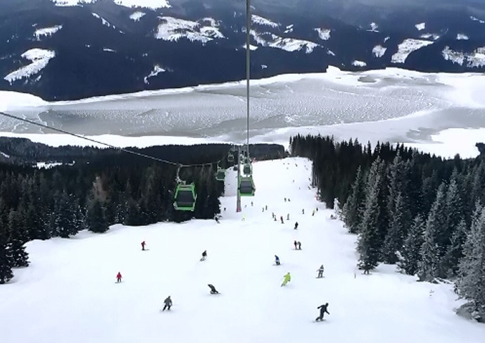 Petrecere mare pe Transalpina, de Sfântul Ştefan. Ciobanii au dansat şi au ascultat colinde