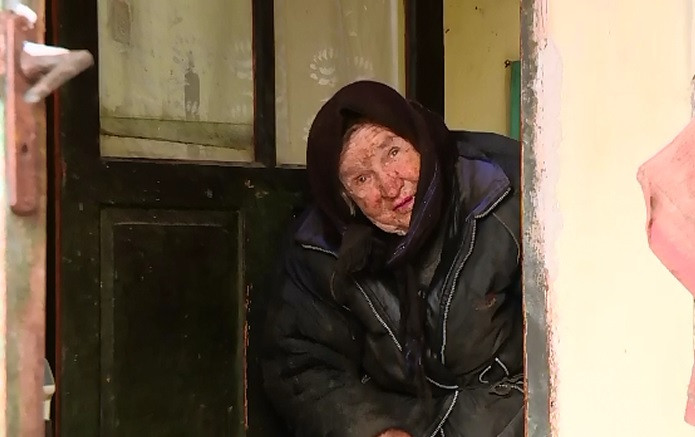 Impresionati de drama batranilor prezentati la Stirile ProTV, cativa tineri le-au sarit in ajutor. "Am venit cu ce am putut "