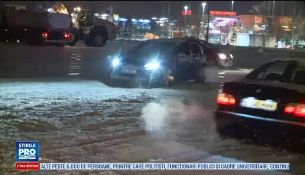 Soferii si-au testat masinile cu drifturi pe zapada, intr-o parcare din Bucuresti. Distractia, intrerupta de Politie