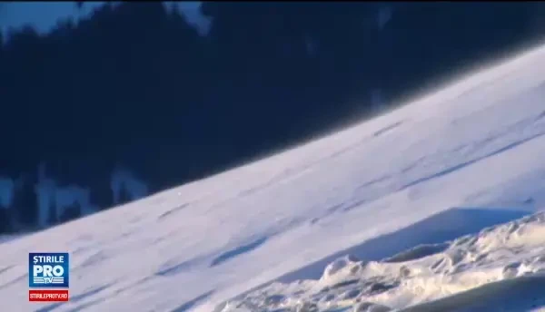 Buzoienii spun ca aceasta e cea mai aspra iarna din ultimii 10 ani. Un barbat, obligat sa urce un zid de zapada de 5 metri