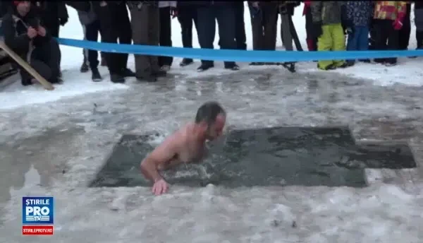Oamenii si-au dat intalnire pe malul Muresului pentru o baie in apa rece sloi