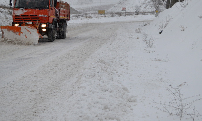 Starea drumurilor: raman inchise doua tronsoane de autostrada si noua segmente de drumuri nationale. Zeci de trenuri anulate