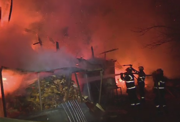Un barbat din Neamt a facut infarct si a murit cand a vazut ca i-a luat foc casa. Ce a provocat incendiul