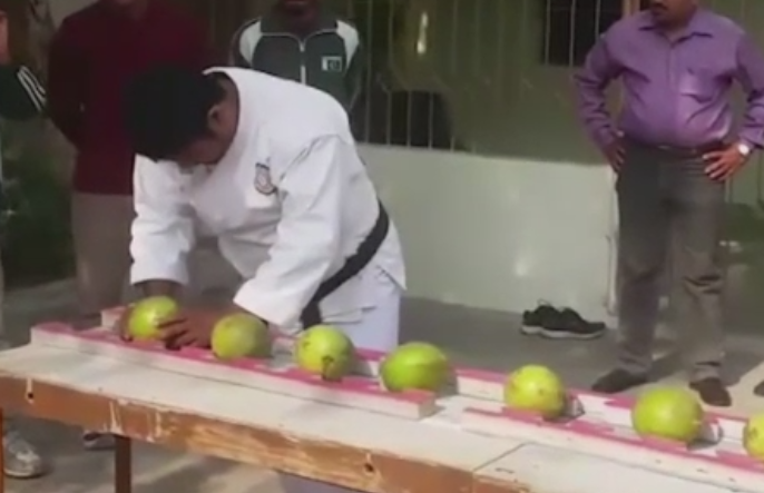 Un pakistanez a intrat in Cartea Recordurilor dupa ce a spart 43 de nuci de cocos cu fruntea in 60 de secunde