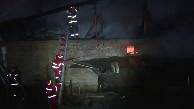 Trei case distruse de incendiu, la Targu Jiu. Flacarile ar fi fost declansate de un batran care ardea deseuri in curte