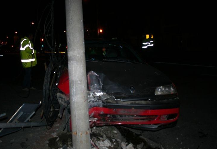 Grav accident pe DN1. O persoana a murit, iar sase au fost ranite dupa ce masina lor a derapat si a lovit doi stalpi