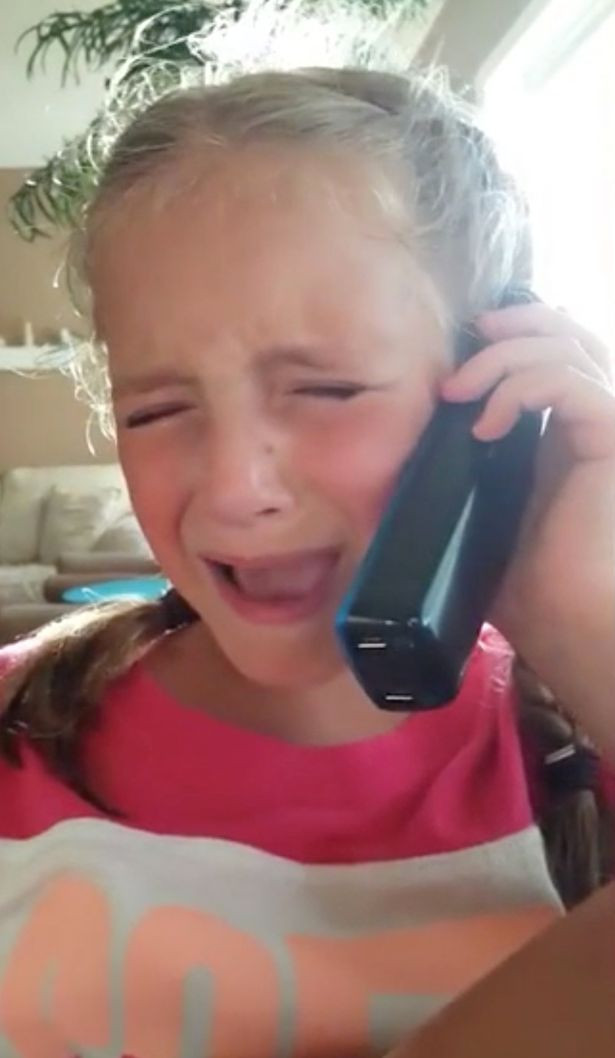 O fetita de 7 ani isi suna tatal si plange in hohote pentru ca "iubitul" i-a spus ca o va parasi in facultate. VIDEO