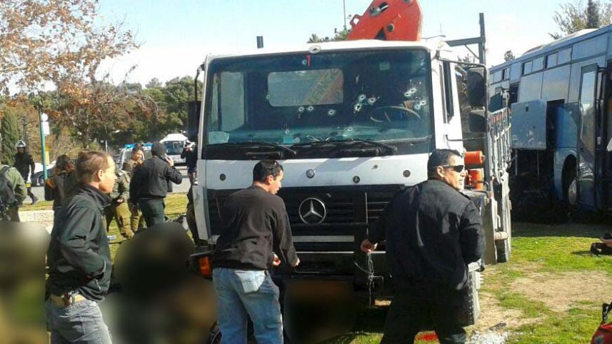 VIDEO cu momentul atacului din Ierusalim. 4 soldati au fost ucisi de un camion, iar alte 15 persoane sunt ranite. FOTO