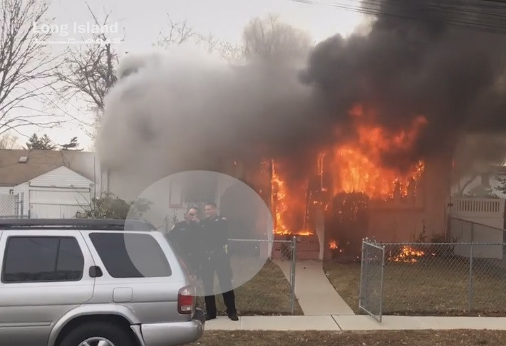 Doi politisti americani si-au facut selfie in timp ce o casa ardea in spatele lor. De ce NU ar trebui pedepsiti. VIDEO