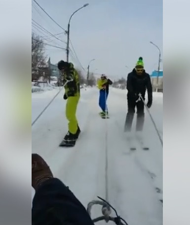 Cum au ales cativa tineri din Constanta sa profite de zapada de afara. Imaginile au ajuns pe internet. VIDEO