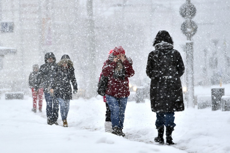21 de judete au suspendat luni cursurile, marti elevii nu merg la ore in 15 judete. "Scolile ar putea fi inchise si miercuri"