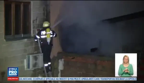 Trei case distruse de incendiu, la Targu Jiu. Flacarile ar fi fost declansate de un batran care ardea deseuri in curte