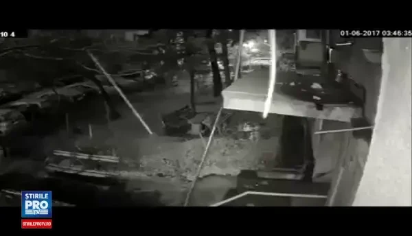 Imagini SOCANTE cu o femeie care da foc unei cutii de carton in care se adaposteau de viscol 2 pisici: Nu suporta mirosul