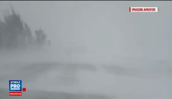 Starea drumurilor: raman inchise doua tronsoane de autostrada si noua segmente de drumuri nationale. Zeci de trenuri anulate