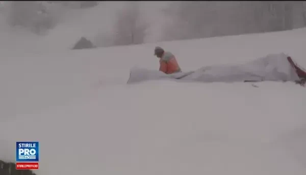 Satele romanesti au inghetat. Oamenii se chinuie sa reziste unor temperaturi care se intalnesc la Cercul Polar