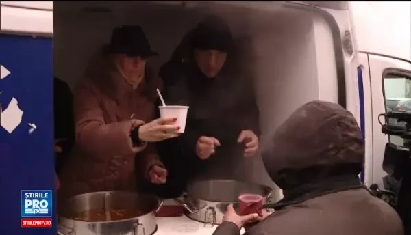 Oamenii fara adapost din zona Garii de Nord a Capitalei au primit ajutoare. La Galati situatia este dramatica