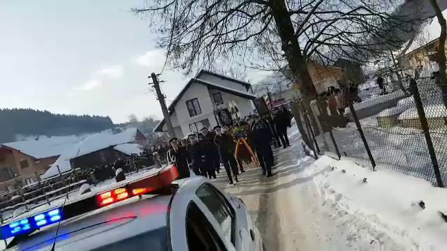 Politistul injunghiat mortal saptamana trecuta a fost condus pe ultimul drum. Colegii din toata tara l-au omagiat