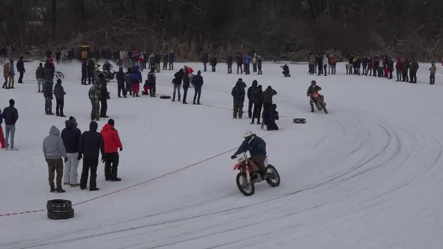 Motociclisti si soferi, demonstratii de curaj pe apele inghetate ale raului Mures. "Sunt 25 cm de gheata, nu se sparge"