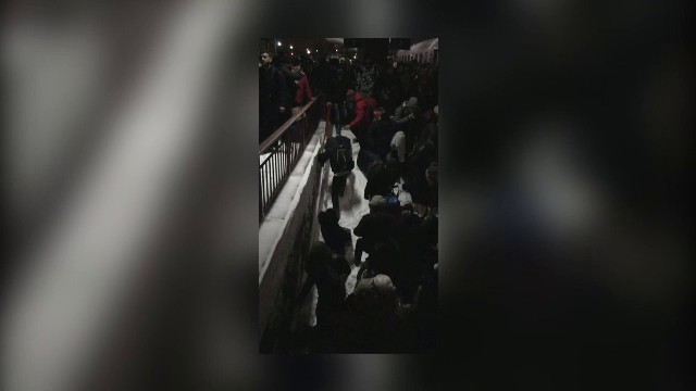 Imagini revoltatoare filmate in gara din Constanta. Oamenii s-au agatat unii de altii ca sa coboare treptele inzapezite