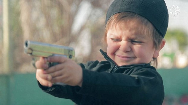 Imagini socante, facute publice de Statul Islamic. Un copil este filmat in timp ce executa un prizonier. VIDEO