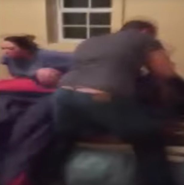 Reactia unui barbat in momentul in care intra in casa si isi gaseste sotia in pat cu amantul. VIDEO