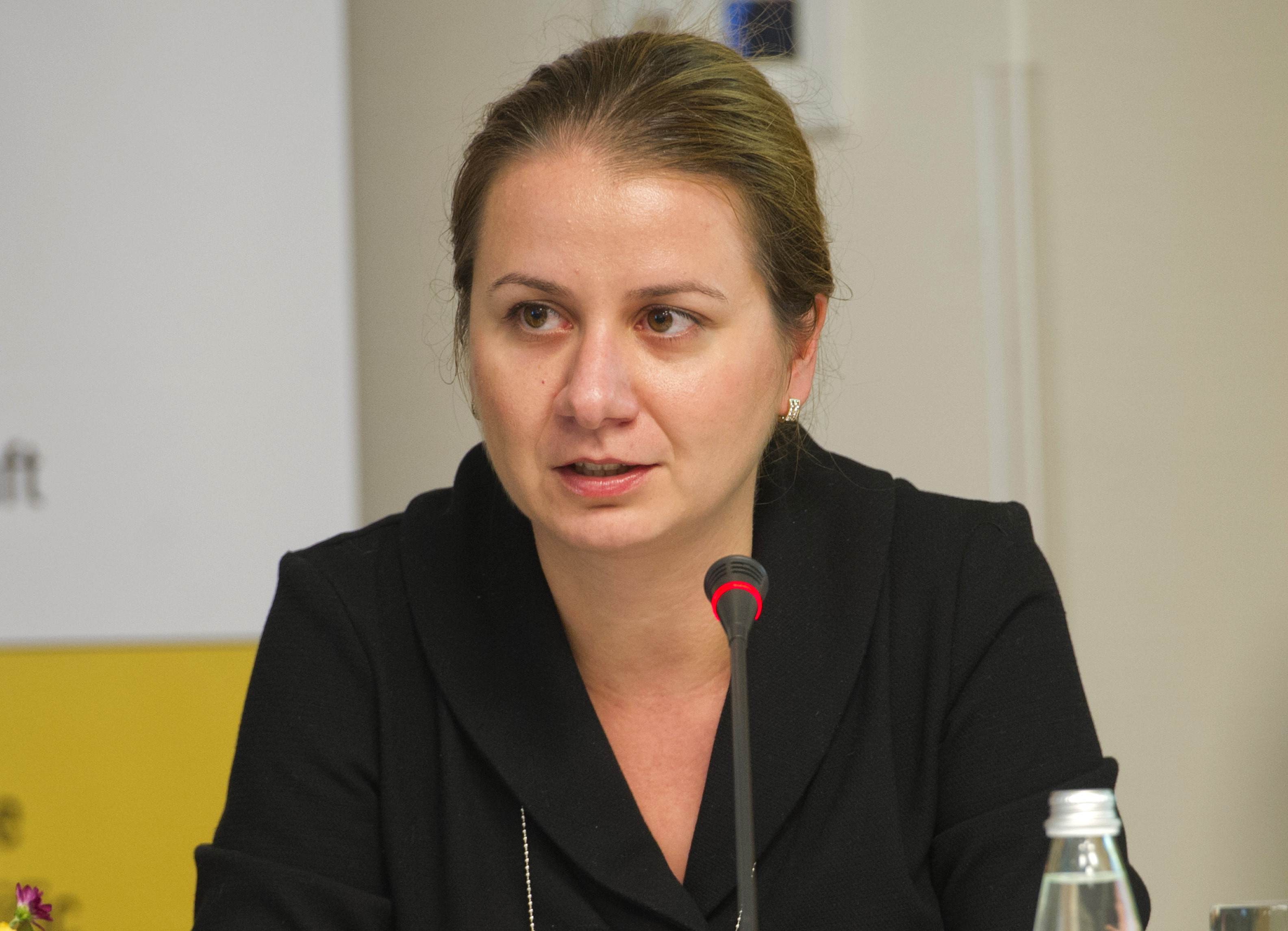 Presedintia va cere Ministerului Educatiei situatia directorilor numiti prin derogare