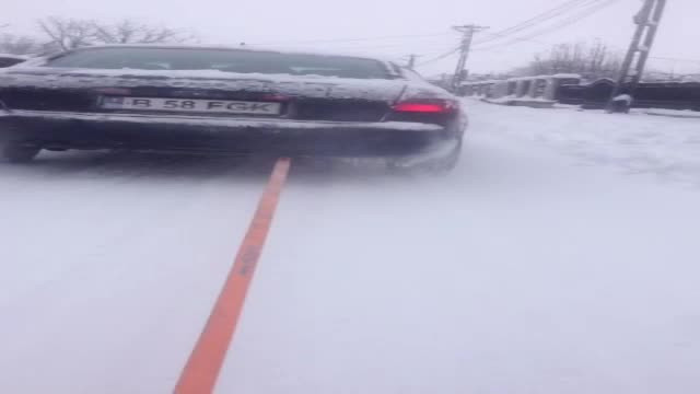 S-a lasat tras de o masina pe sanie, insa a ajuns pe contrasens si l-a lovit un alt autoturism. In ce stare se afla tanarul