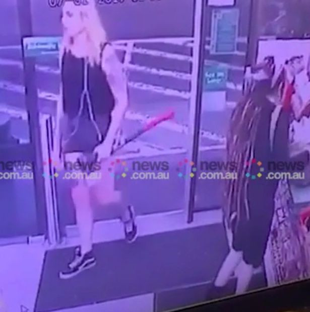 O femeie a intrat intr-un magazin, cu un topor, si a atacat doi clienti. VIDEO