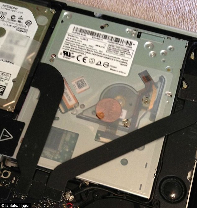 Misterul din laptopurile Apple. Nimeni nu stie de ce in unele MacBook-uri se afla cate o moneda. VIDEO