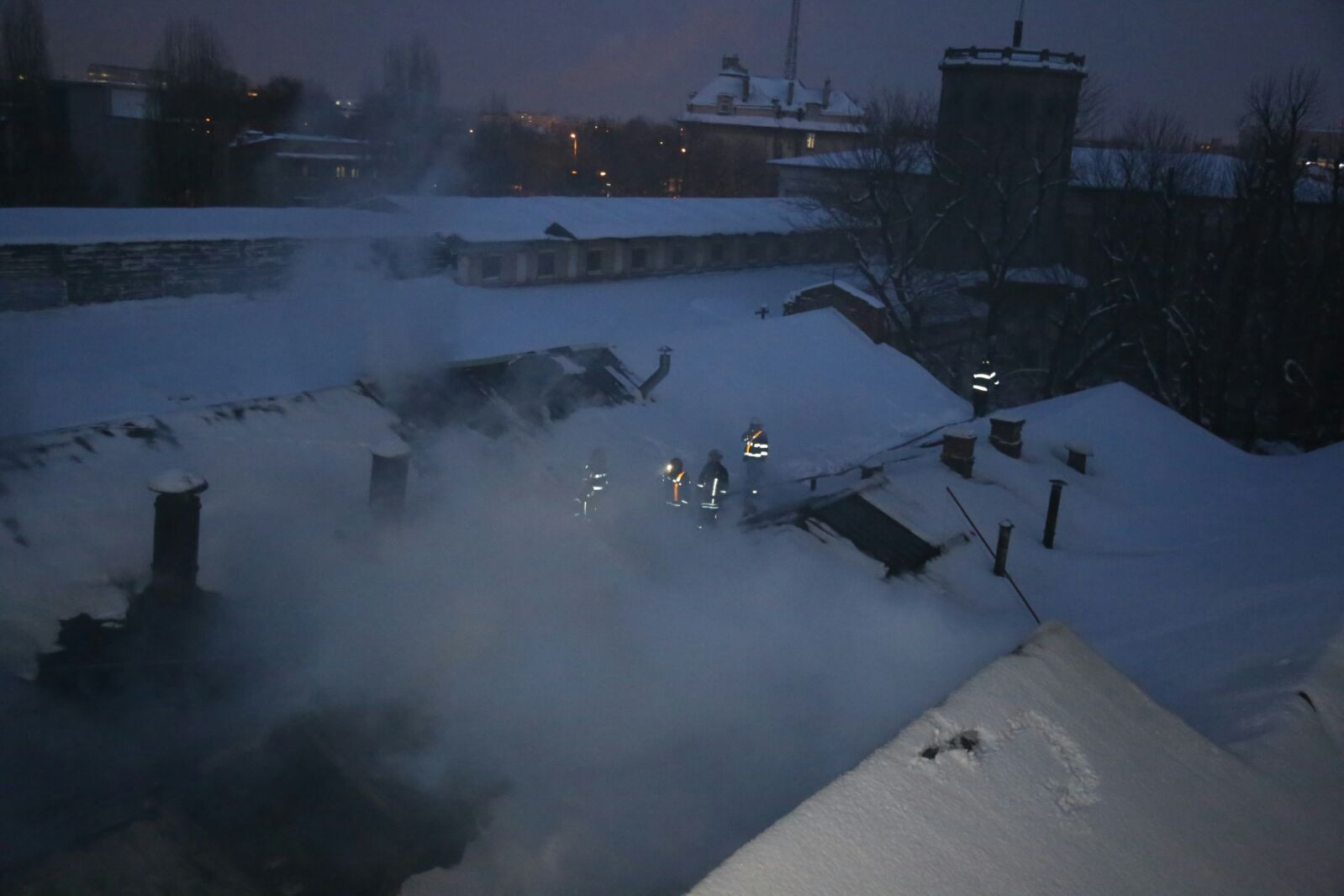 Pompierii se lupta cu un incendiu in zona Fabrica de Chibrituri. Frigul a facut interventia un cosmar