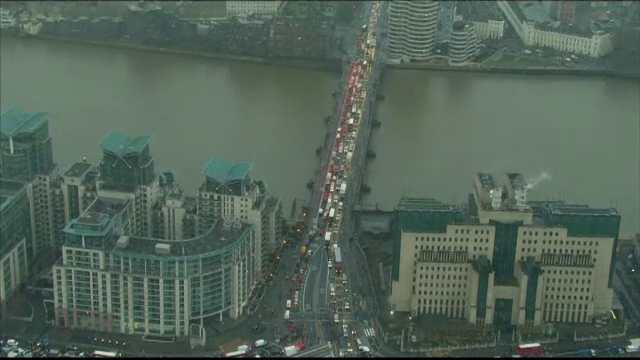 Londra a fost paralizata din cauza unei greve la metrou. Angajatii ar urma sa fie "inlocuiti" cu automate