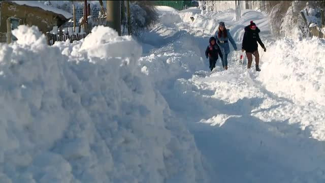 Sute de oameni din Constanta, izolati de restul lumii de trei zile. Stratul de zapada de pe drumuri a atins chiar si 3 metri