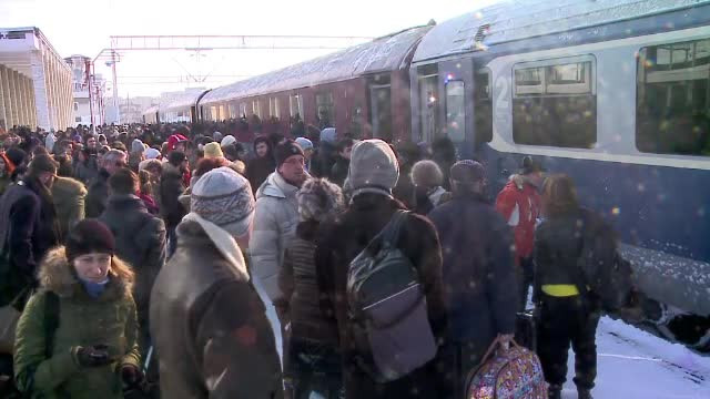 Explicatiile CFR pentru conditiile in care isi transporta calatorii. "E iarna" si "depinde ce inteleg prin frig si cald"