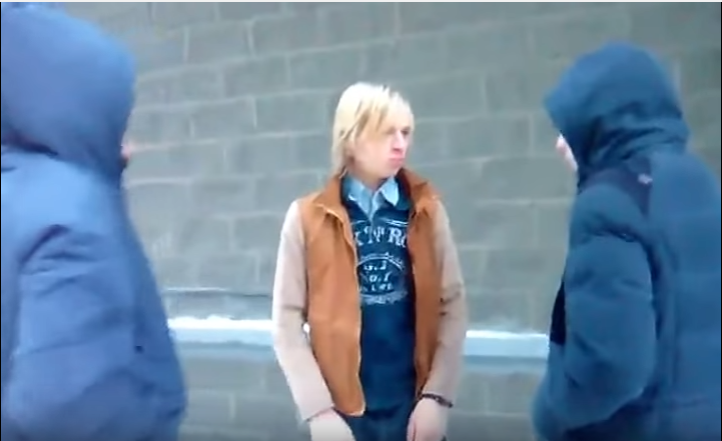 Patru tineri s-au filmat in timp ce il bateau si ii taiau parul cu cutitul unui adolescent. "O tunsoare de om normal"