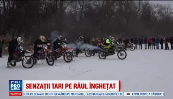 Motociclisti si soferi, demonstratii de curaj pe apele inghetate ale raului Mures. Sunt 25 cm de gheata, nu se sparge