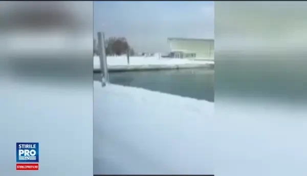 Fenomen spectaculos pe litoral: Marea Neagra fierbe la o temperatura de -15 grade Celsius. VIDEO