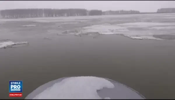 Dunarea este acoperita de sloiuri de gheata care pun in pericol navigatia. Autoritatile sunt in alerta