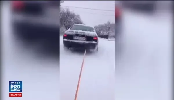 S-a lasat tras de o masina pe sanie, insa a ajuns pe contrasens si l-a lovit un alt autoturism. In ce stare se afla tanarul