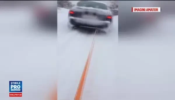 S-a lasat tras de o masina pe sanie, insa a ajuns pe contrasens si l-a lovit un alt autoturism. In ce stare se afla tanarul