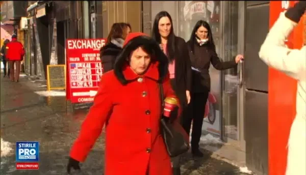 Deszapezirea in Bucuresti: detinuti pusi la treaba, amenintari cu amenzi si pietoni care-i critica pe cei care muncesc