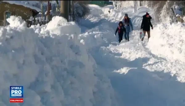 Sute de oameni din Constanta, izolati de restul lumii de trei zile. Stratul de zapada de pe drumuri a atins chiar si 3 metri
