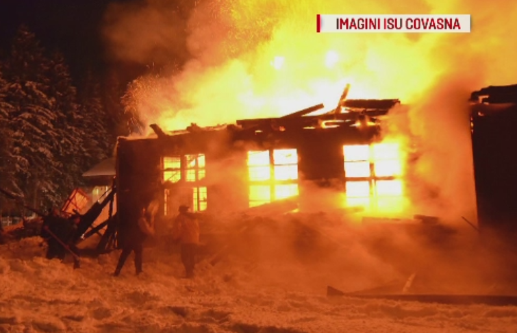 Incendiu violent la o scoala din Covasna. Pompierii s-au luptat 5 ore cu flacarile la -20 de grade
