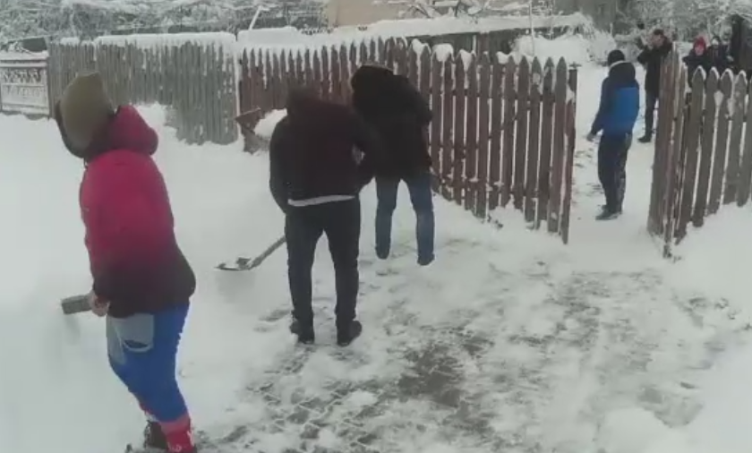 Gestul impresionant al unor tineri din Titu. S-au mobilizat pe Facebook si au deszapezit curtile oamenilor bolnavi. VIDEO